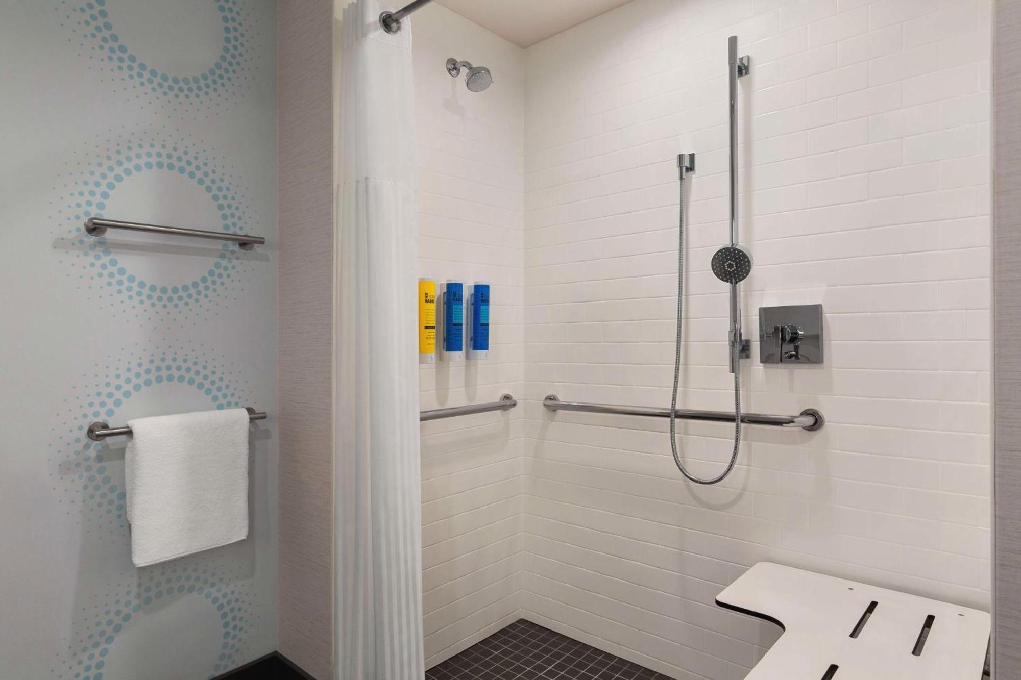 Tru By Hilton Lodi Hotel Bagian luar foto